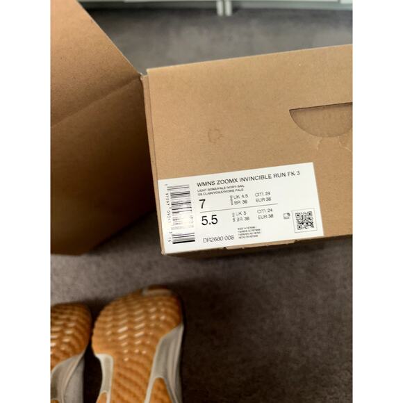 Nike Women's ZOOMX Invincible 3 Running Shoes - Picture 4 of 8